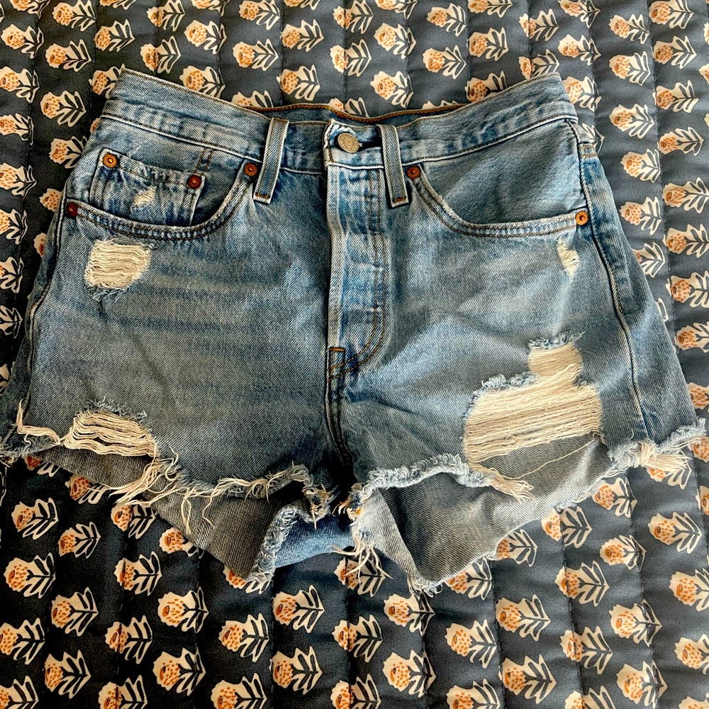 Levi’s 501 shorts- size 26
